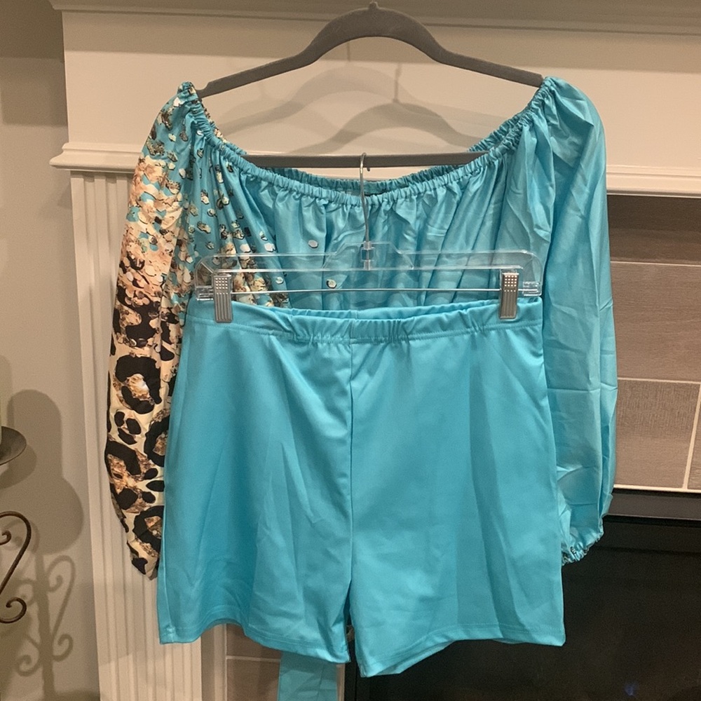 Chic Me 🎉HP🎉 NWOT off shoulders set with matching shorts - Picture 7 of 8